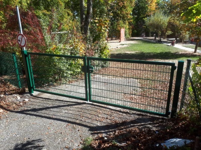 Tor in grün - passend zum bestehenden Zaun